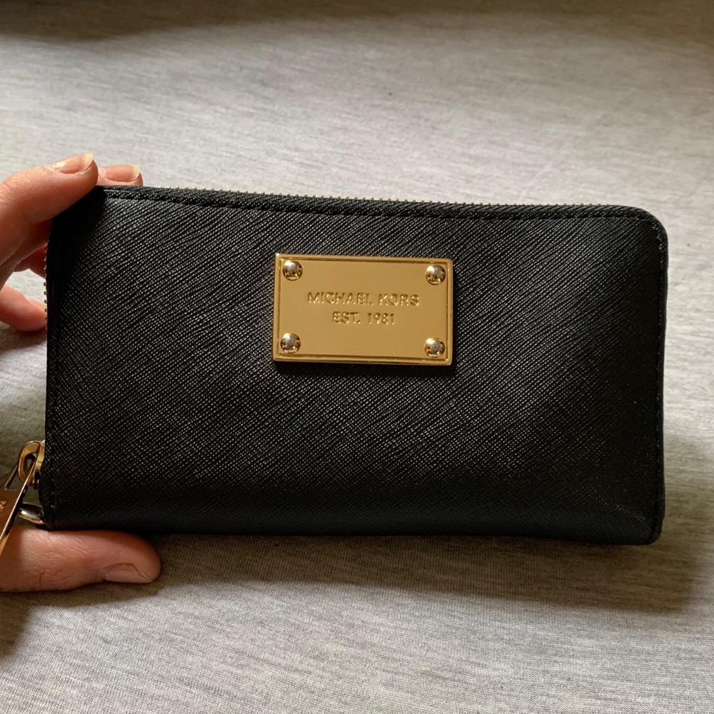 Michael Kors Wallet with Zipper NEW CONDITION